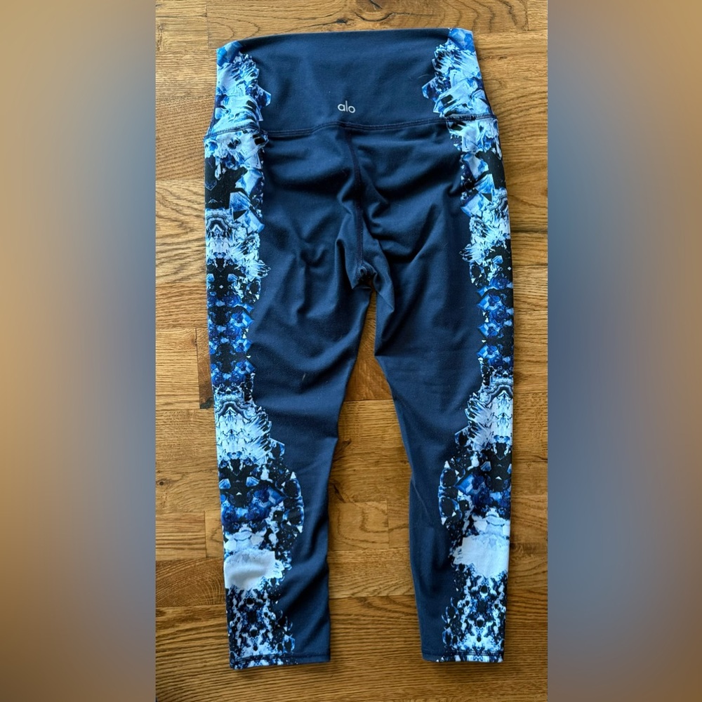 Alo Yoga.High-Waist Airbrush Legging Capri in Dark Crystal Sky Blue. Size Small